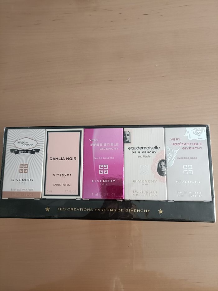 COFFRET GIVENCHY 5 MINIATURES 4 DE 4ML ET UN DE 5ML