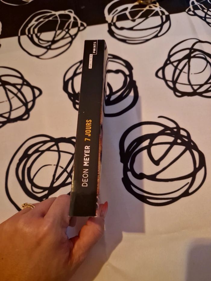 Livre "7 jours " - photo numéro 3