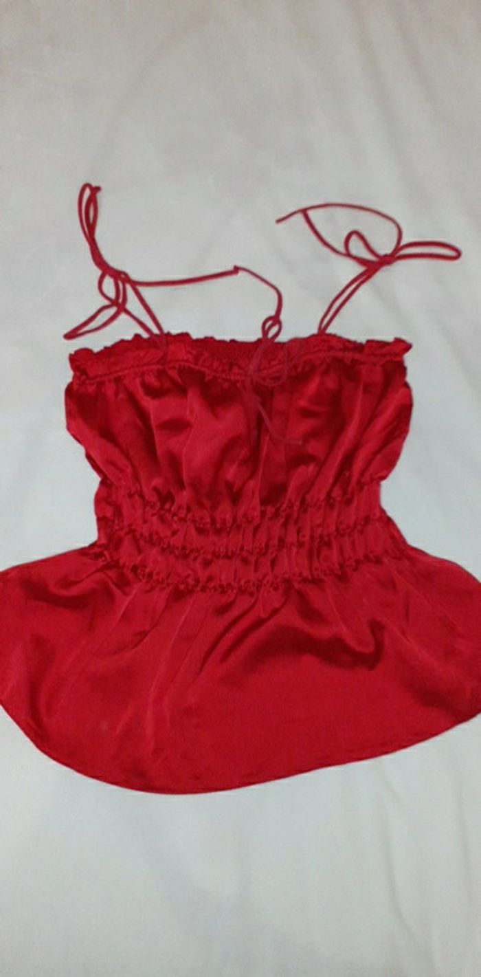 Haut satin rouge