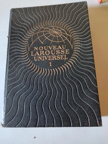 Livre nouveau Larousse universel