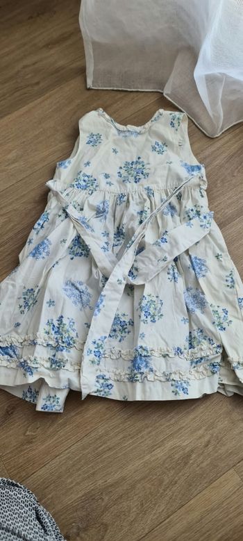 Très jolie robe à  l'heure anglaise taille 4 ans