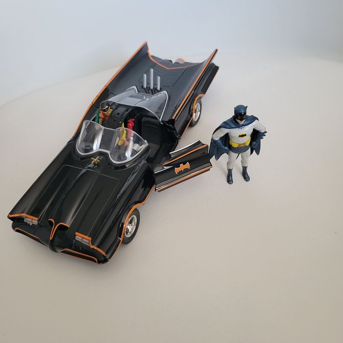 Batmobile  et 2 figurines - photo numéro 3