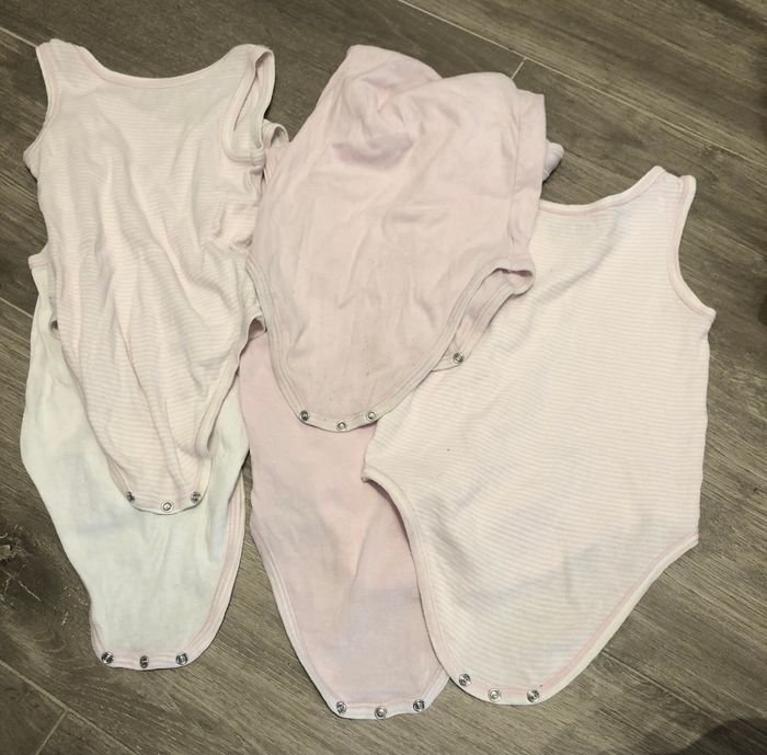 Lot de 5 bodys sans manches 12 mois - photo numéro 3