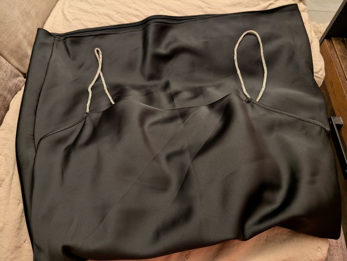 Robe de fête en satin noir avec bretelles strass - photo numéro 3