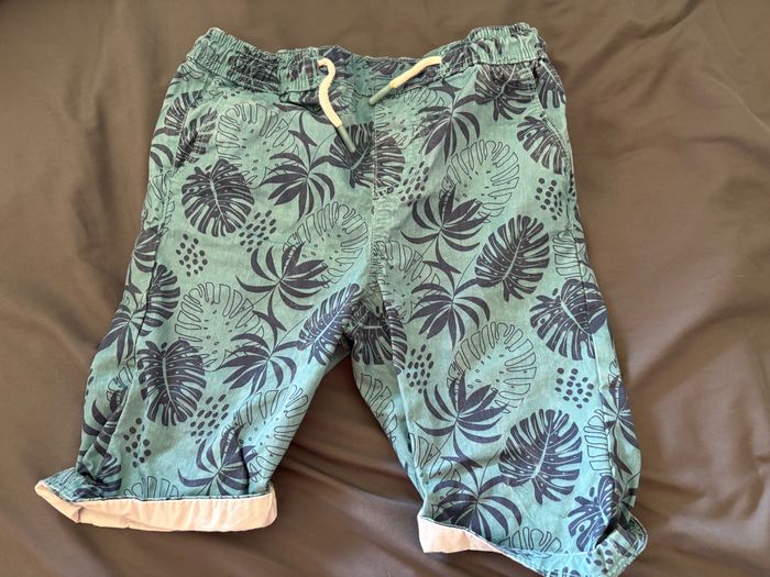 Short souple bleu vert avec motifs feuilles 10 ans 140 cm