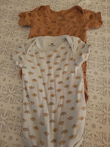 👶Lot 2 bodies manches courtes taille 6mois👶