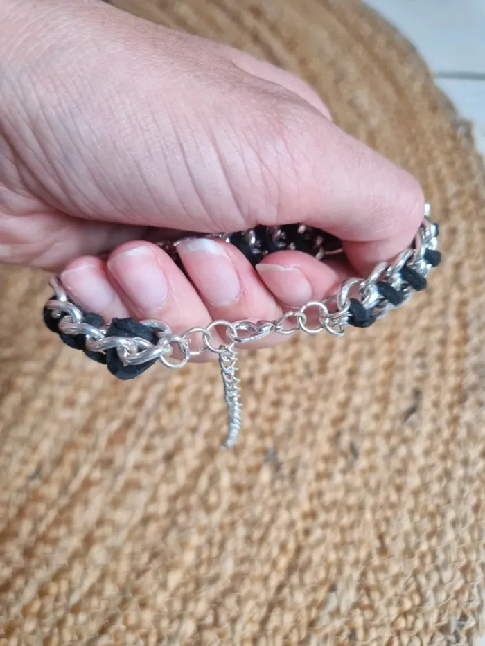 Jolie bracelet noir et argenté réglable - photo numéro 3