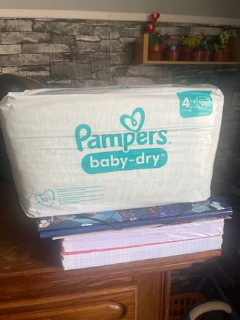 Couche Pampers  taille 4 neuf