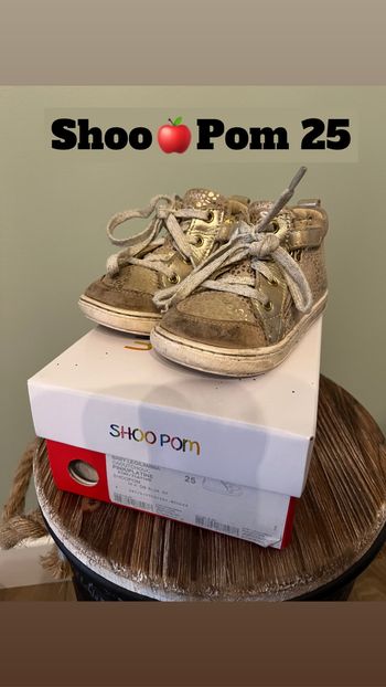 Chaussures dorées 25