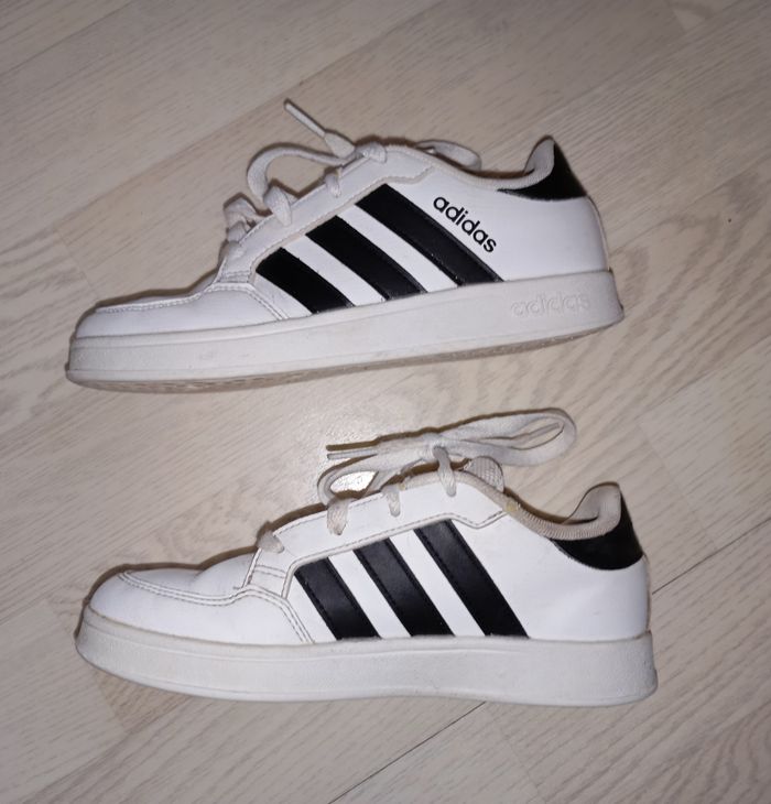 Baskets blanches Adidas 
P. 33 - photo numéro 4