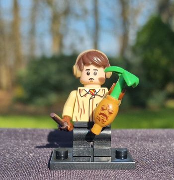 Minifigure Harry Potter Neville Longbottom avec plante