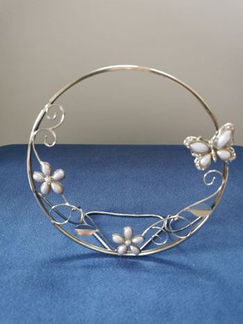 Encadrement rond argenté avec motifs nacrés