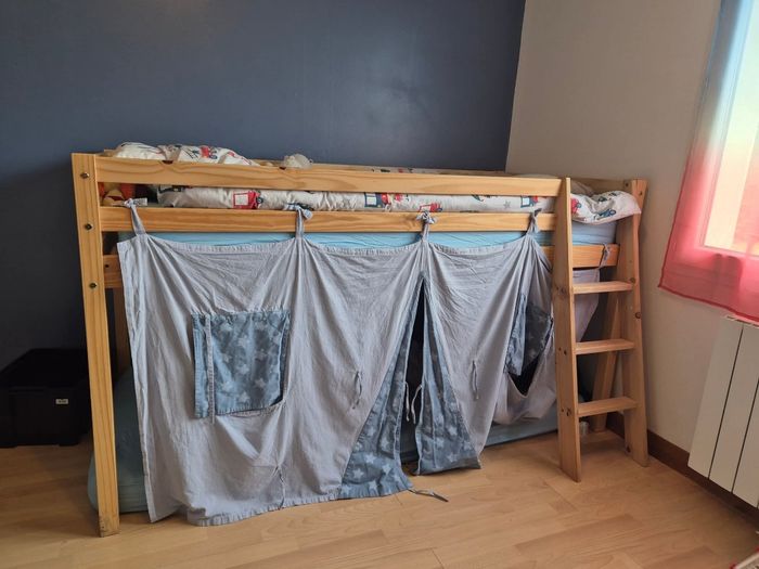 Av lit enfant bois. A venir retirer sur place. Je donne le rideau bleu également