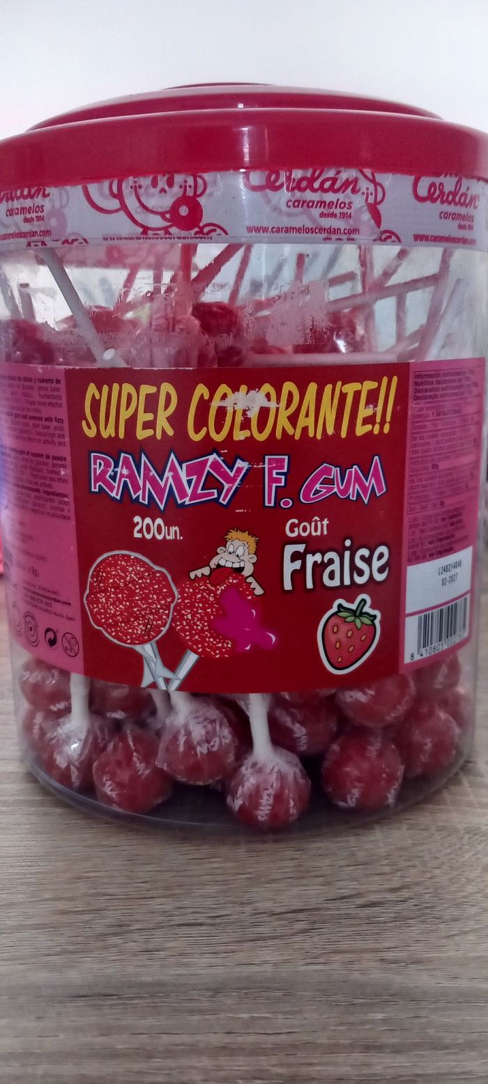 Boîtes bonbons sucettes avec chewing gums