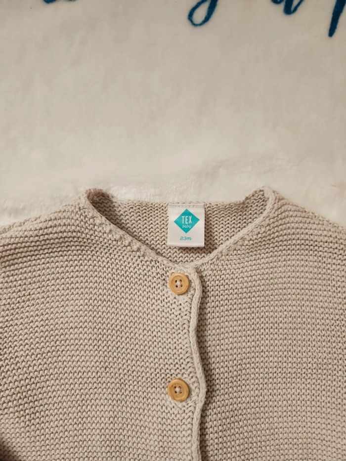 Superbe pull tricot beige 3 boutons Tex 23 mois - photo numéro 2