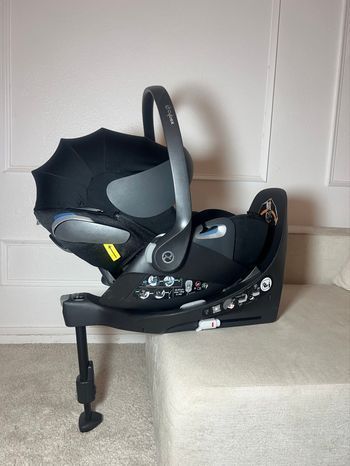Cosy Cybex Cloud Z i-Size de la gamme Platinum avec sa base Isofix. 