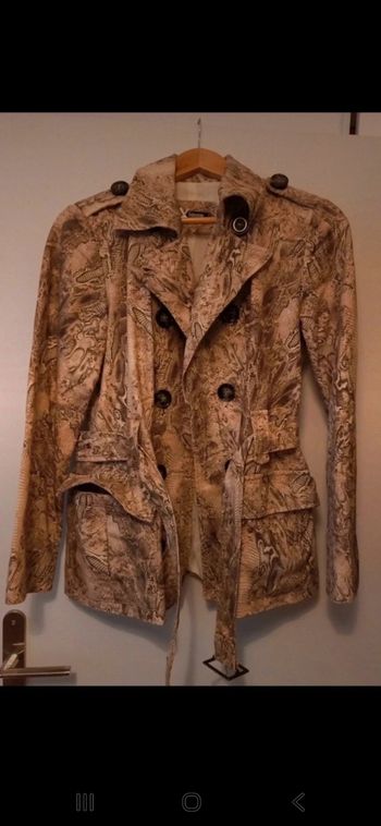 Veste avec ceinture et poches  motif peau de serpent taille 40 sinequanone