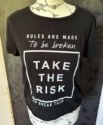 Tee-shirt noir inscriptions blanches taille 36/38