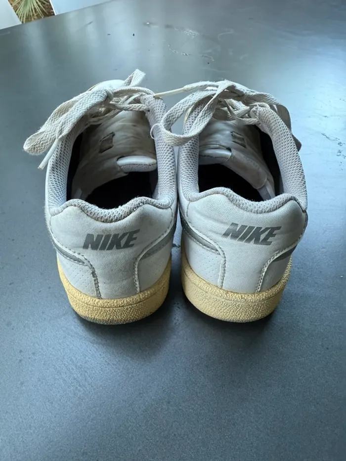 Basket Nike femme blanche avec virgule argenté pointure 38 - photo numéro 4