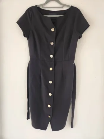 Robe noire élégante avec boutons dorés – Taille S