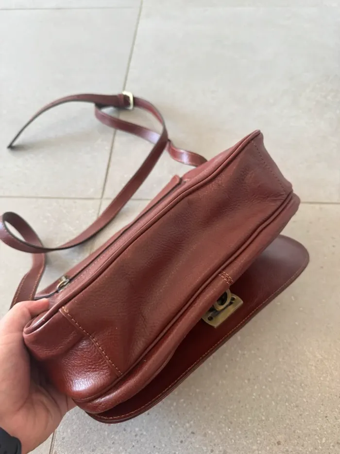 Sac à bandoulière marron Hexagona, en cuir  très bon état, 28*18cm valeur 140€ - photo numéro 7