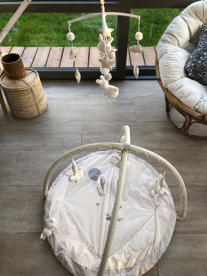 Tapis d’éveil et son mobil beige maison du monde