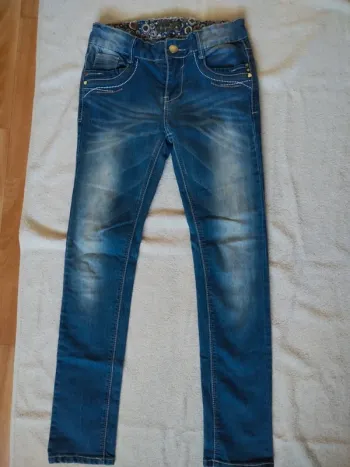 🎈Jean fille bleu délavé 10 ans très bon état 🎈