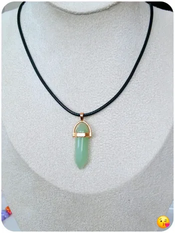 Collier pendentif pointe hexagonale verte sur cordon tendance