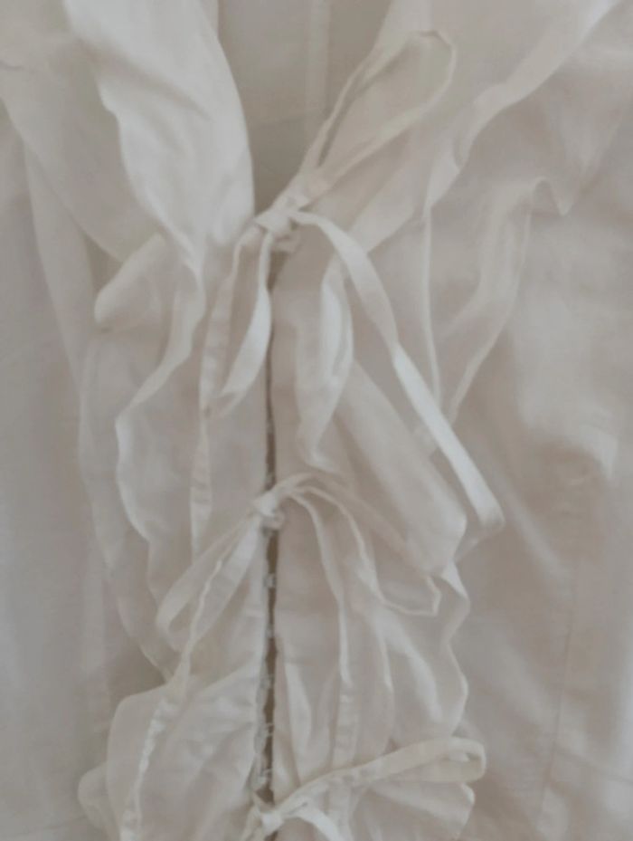 Blouse blanche à froufrous et nouettes - photo numéro 5