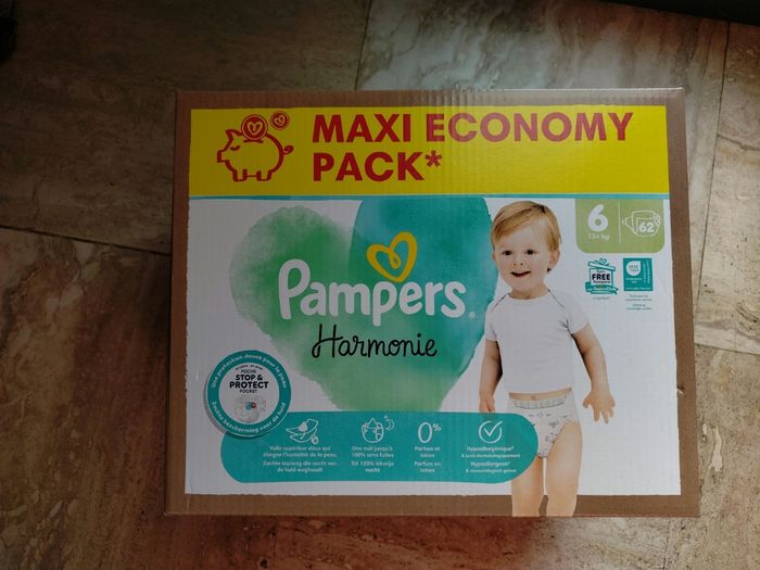 Couches Pampers neuves