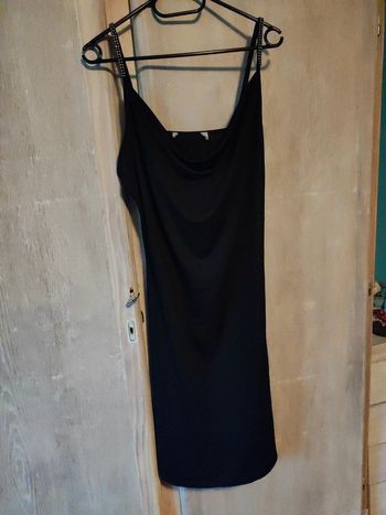 Robe noire avec bretelles petites strasses