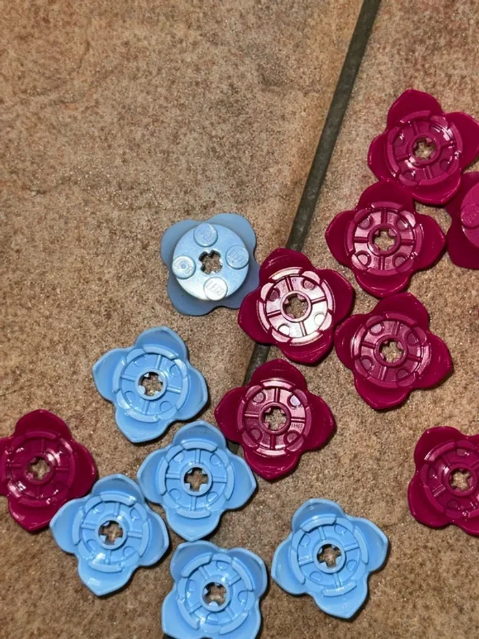 20 Lego Plant Leaves 2 x 2 with 4 Petals and Axle Hole ref 15469 - photo numéro 4