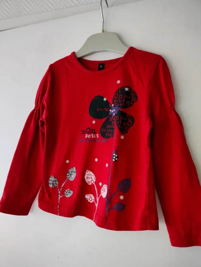 (a) T-shirt rouge manches longues 3ans