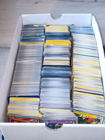 Lot de 100 cartes Pokémon VF en très bon état