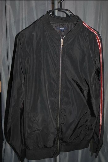 Veste avec bandes rouges - Kiabi