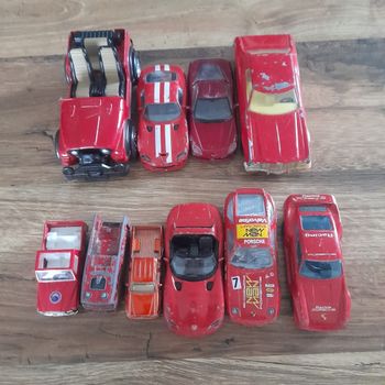 Lot 12 voitures rouge