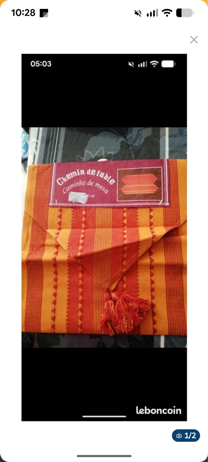 Beau chemin de table à rayures.