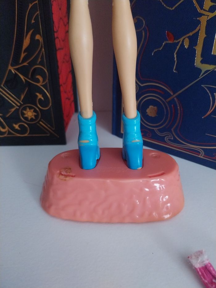 Poupée Bloom Flutter Magic Winx Club 2006 Rainbow Mattel Très rare avec socle - photo numéro 8