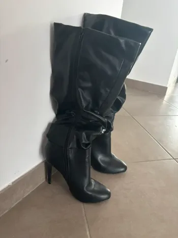 Bottes hautes noires plissées à talons aiguilles