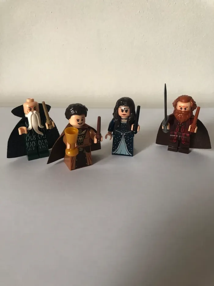 Figurine type lego les 4 fondateurs de Poudlard. Harry Potter
