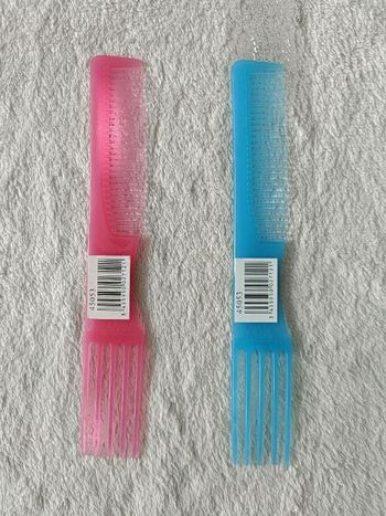 2 peignes (rose et turquoise)