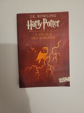 Livre Harry Potter  à l'école des sorciers - 
J.K Rowling