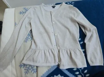 Gilet avec fil argenté/doré de la marque kiabi en taille 8 ans, neuf lavé mais non porté