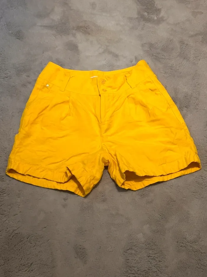 Short jaune taille 38