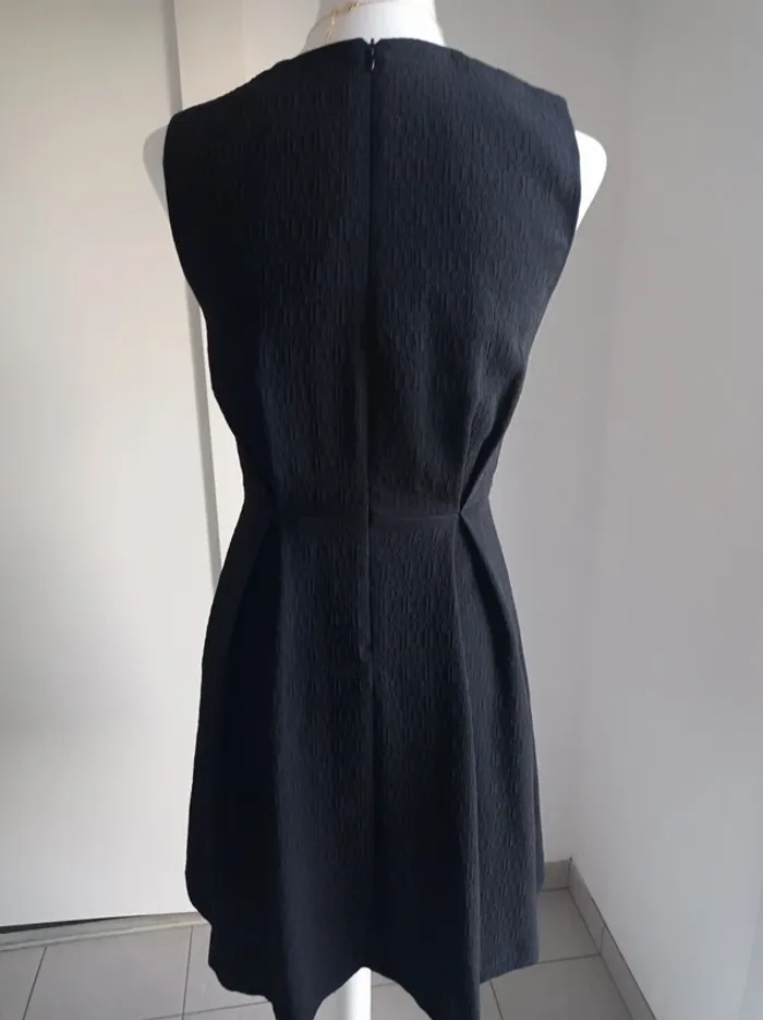 Robe patineuse noire habillée avec doré devant en guise de ceinture T.S Zara - photo numéro 2