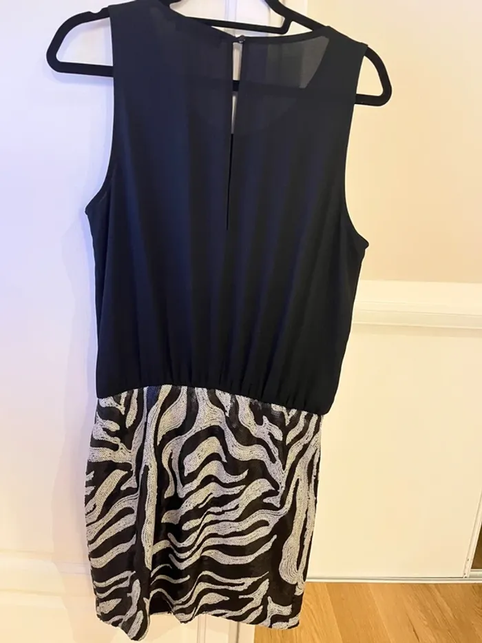 Robe longue noire sans manches