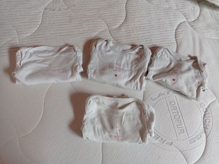 Lot Bodys manches longues 6 mois. - photo numéro 2