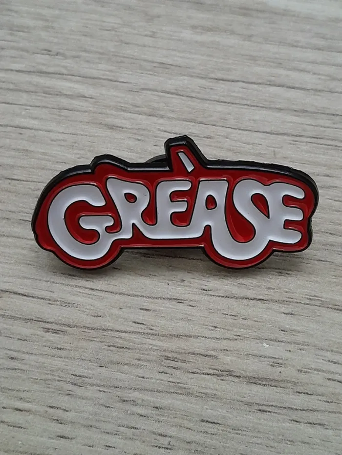 Pin's Grease, en métal, rouge et blanc - photo numéro 2