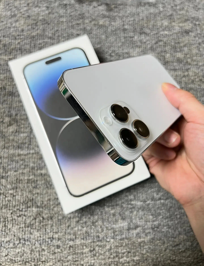 Une iphone quatorze pro max - photo numéro 4