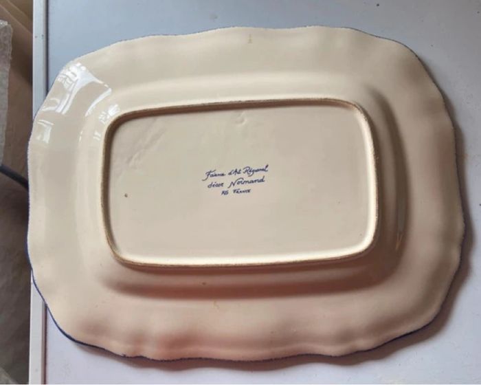 plat rectangulaire en faïence avec des motifs normands. - photo numéro 3